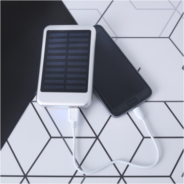 Bask 4000 mAh päikesepaneeliga akupank – detailvaade 4