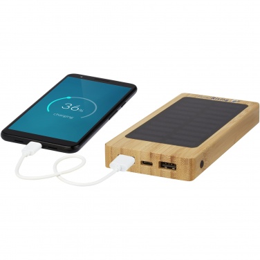 Alata 8000 mAh bambusest päikesepaneeliga akupank logoga – detailvaade 5