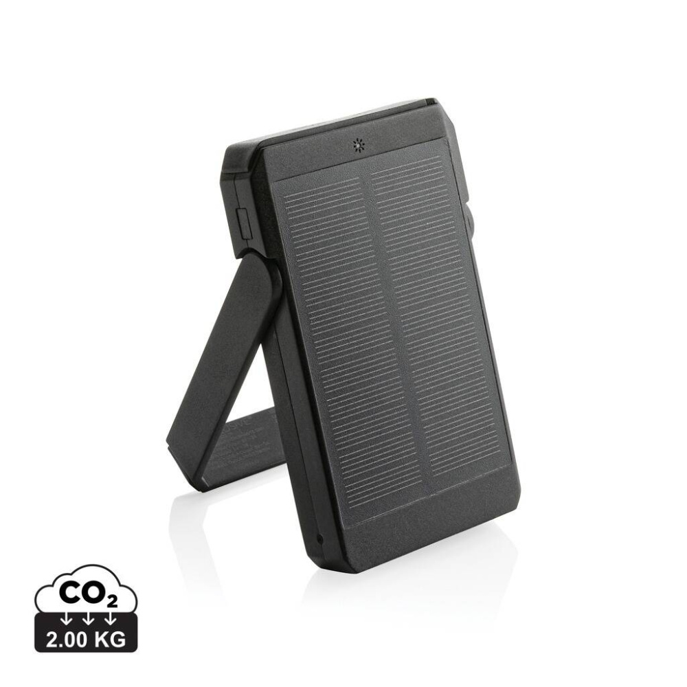 Must Skywave RCS 5 000 mAh päikeseakupank — toode tugijalal ja CO₂-märgisega, logoga personaliseeritav – Logo.ee