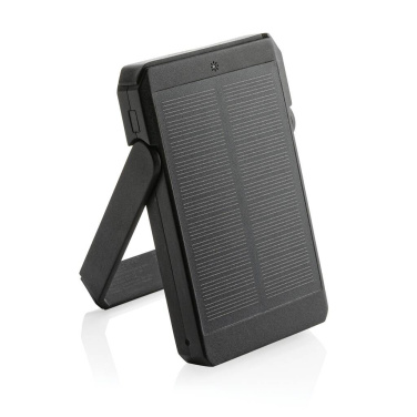 Must Skywave RCS 5 000 mAh päikeseakupank — päikesepaneeliga esikülg püstisel tugijalal, logoga personaliseeritav – Logo.ee