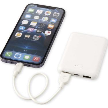 Asama 5000 mAh Type-C taaskasutatud plastist akupank – kasutuses